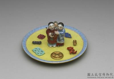 图片[2]-Incense stick holder in the shape of the Twin Immortals of Union and Harmony with the Eight Treasures in famille rose on a yellow ground, Qing dynasty, Qianlong reign (1736-1795)-China Archive